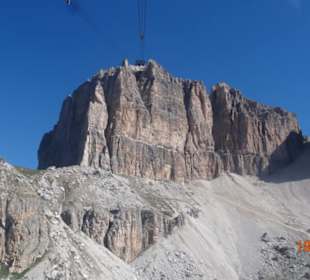 Widok na Sass Pordoi z przełęczy Passo Pordoi