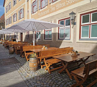 Gemütliche Bestuhlung vor der Gaststätte