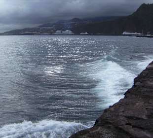 Im Hintergrund das Schiff vorne die Brandung!