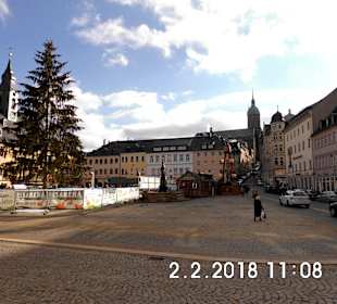 Marktplatz mit Eisbahn . Links sieht man das Rathaus