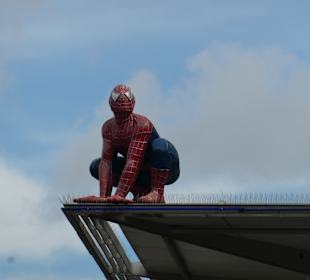 Willy-Brandt-Platz: Spider-Man auf dem CinemaxX