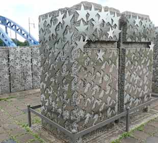 Sternendenkmal vor der Sternbrücke