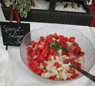 Erdebeer-Spargel-Salat