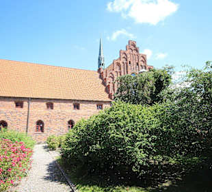 Außenansicht und Klostergarten Marienkirche