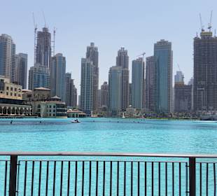 Blick auf die Wasserspiele am Tag in der Dubai Mall