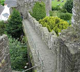 Auf der Stadtmauer von Conwy.