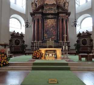 Altar des Querhauses