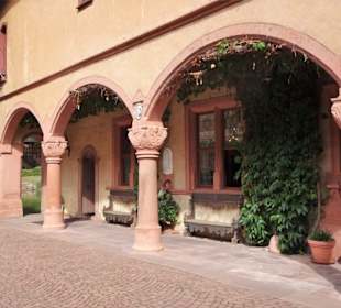Im Innenhof von Schloss Mespelbrunn