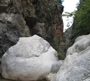 Riesige Steine in der Sarakina-Schlucht