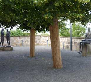 Burgkunstadt: Skulpturen hinter dem Rathaus