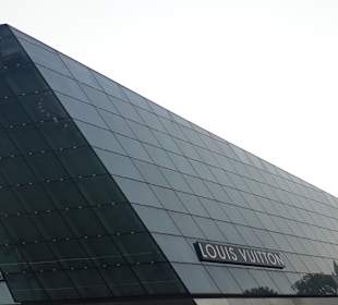 Lous Vuitton Island Store