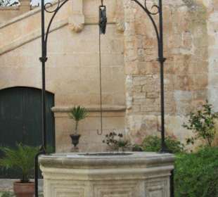 Alter Brunnen im Hof links neben der Kathedrale