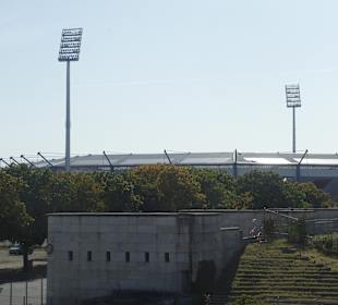 Bei der Zeppelinhaupttribüne am Zeppelinfeld