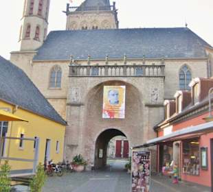 Blick über den Marktplatz zum Michaelstor