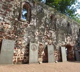 Grabplatten in der Ruine St. Pauls Kirche