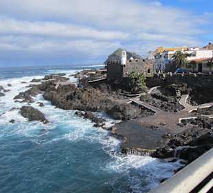 Blick zum Ort mit alter Festung