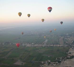 Über den Feldern von Luxor