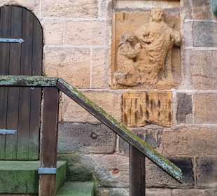 Weiterer Seiteneingang mit Steinfreske