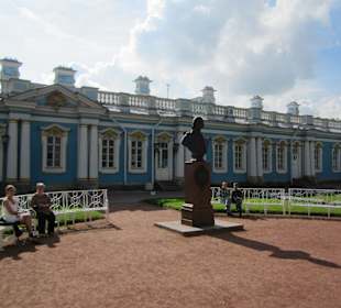 Nebengebäude zur Rechten