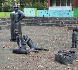 Ansichten der Erdbeerpflückerin mit Kindern