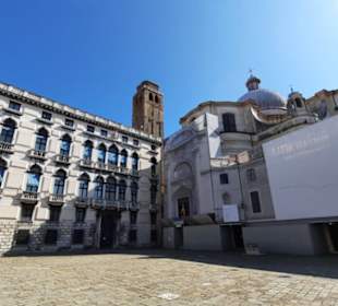 Menschenleere Gassen und Plätze