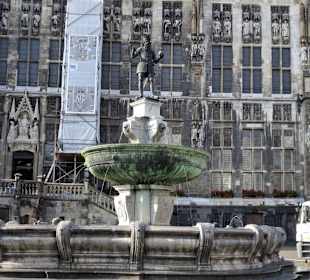 Impressionen vom Karlsbrunnen vor dem Rathaus