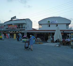 Läden außerhalb des Hotels