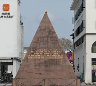 Pyramide mit dem Grabmal des Stadtgründers