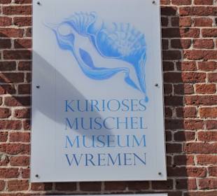 Das Schild und die Öffnungszeiten des Museums