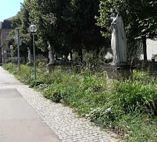 Statuen am Schlossplatz