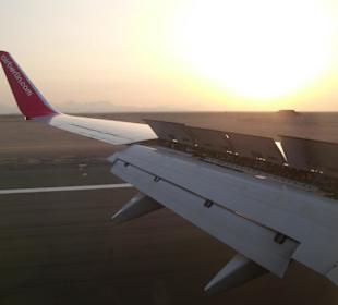 Wir setzen auf der Landebahn auf