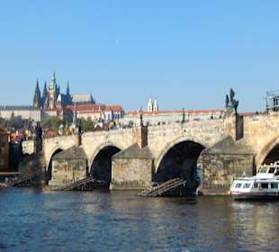 Karlsbrücke vom Schiff aus
