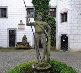 Der fränkische Ritter im Innenhof