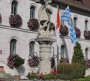 Ehem. Schule und Rathaus, davor der Georgsbrunnen