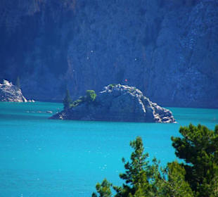 Der Staudamm selbst in voller Pracht