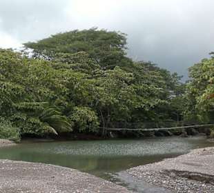 Hängebrücke in den Cabo Blanco Naturpark