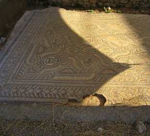 Mosaik beim Odeion - von seitlich links