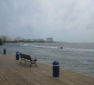 Blick von der Lagune auf die Hotelzone
