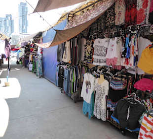 Stände nur mit Bekleidung