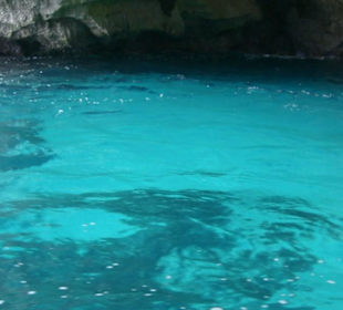 Glasklares, blau schimmerndes Wasser