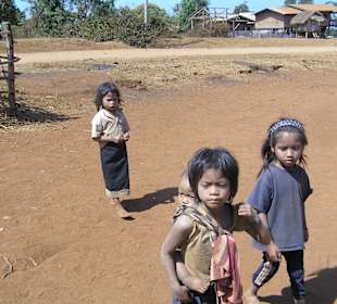 Kinder in Animistendörfern