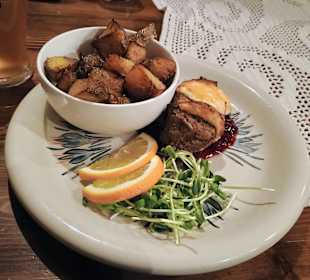 Schweinefleisch mit gegrilltem Käse und Kartoffeln