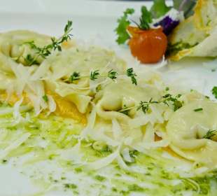 Hausgemachte Tortellini mit Kartoffel-Speck Fülle