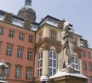 Zamek otaczają rzeźby