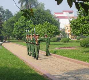 Die Soldaten üben hier das richtige Marschieren.