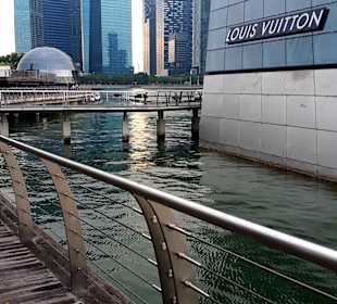 Lous Vuitton Island Store