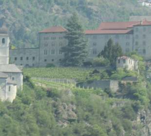 Blick zum Kloster Säben oberhalb von Klausen 