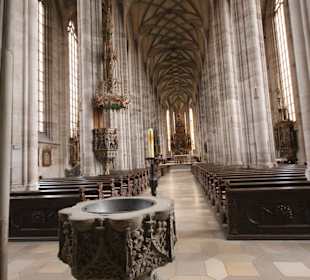 Achteckiger Taufstein