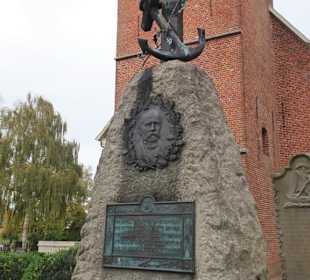 Der Gedenkstein auf dem Grab des Admiral Brommy