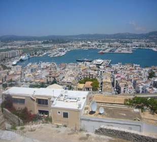Blick von der Burg über den Hafen Ibiza Stadt